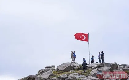 Kars’ta 15 Temmuz anısına bu yıl da 2 bin 100 rakımda Türk bayrağını göndere çekti