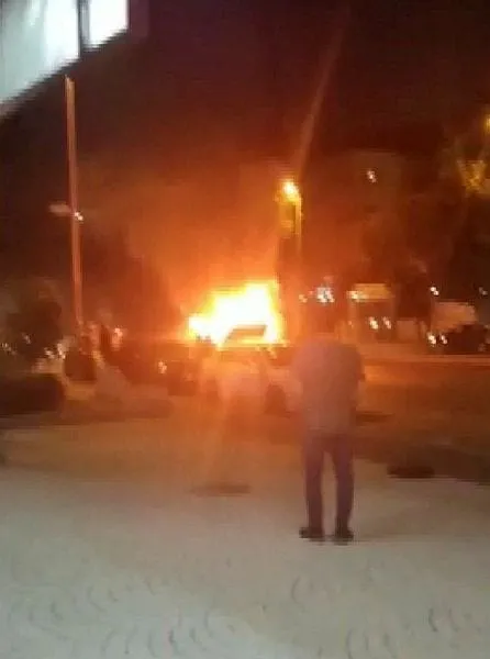 Bahçelievler'de facianın eşiğinden dönüldü! İçinde yolcu olan bir taksi alev topuna döndü-4