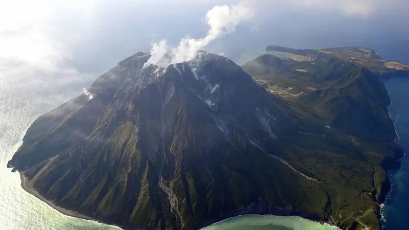 7-bin-yillik-sessizlik-bitti-dunyanin-en-tehlikeli-volkani-yeniden-aktif-1775915058871.jpg 7 bin yıllık sessizlik bitti: Dünyanın en tehlikeli volkanı yeniden aktif-8