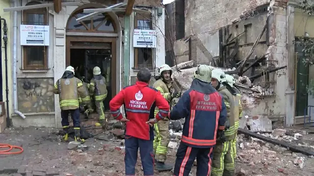 Yedikule'de bina çöktü! 2 kişinin cansız bedenine ulaşıldı-5