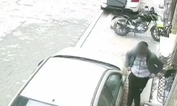 istanbul-esenyurtta-sokak-ortasina-buyuk-tuvaletini-yapti-o-anlar-kamerada-1638789410876.jpg İstanbul Esenyurt'ta sokak ortasına büyük tuvaletini yaptı! O anlar kamerada-12