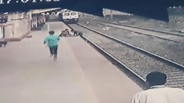Tren istasyonunda zamanla yarış! İstasyon çalışanı raylara düşen çocuğu ezilmekten son anda kurtardı-2