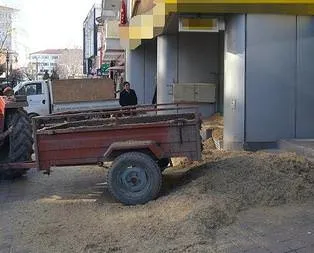 Kargosundan çöp çıkan çiftçiden ilginç protesto