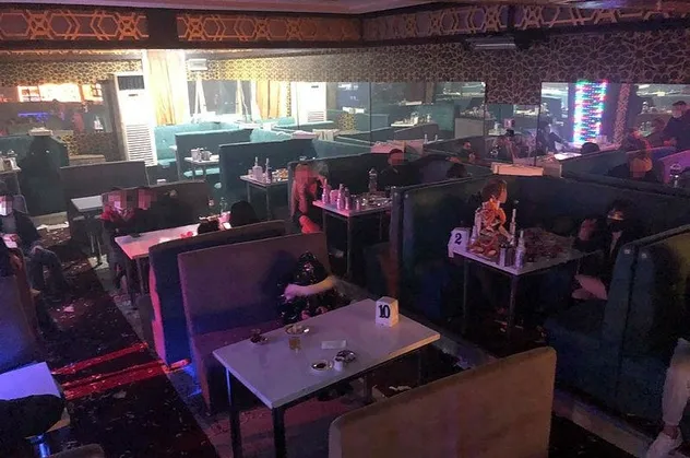 Konya'da koronavirüs kısıtlamasına rağmen açık olan eğlence mekanındaki 46 kişiye ceza yağdı!