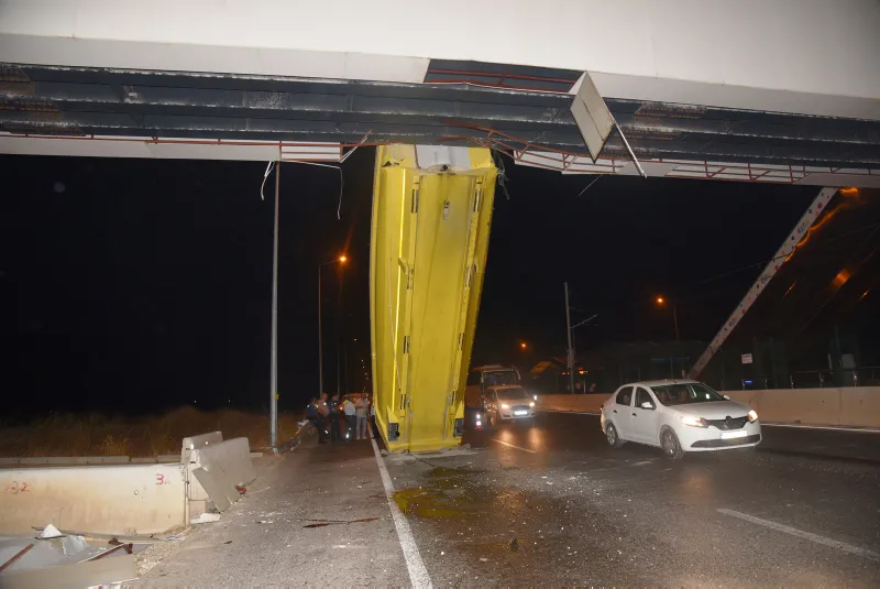 TIR'ın açılan damperi üst geçide çarptı - 3