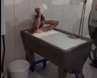 Konyada süt fabrikasında skandal! Süt banyosu yapan işçi kovuldu, fabrika kapatıldı