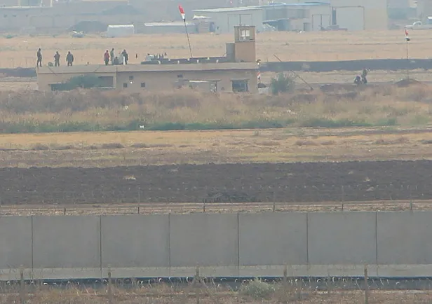 Bu görüntü Nusaybin'den çekildi! Kamışlı’da binaya Suriye bayrağı asıldı-2