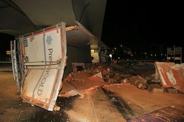 Ankara'da baharat yüklü TIR devrildi! Aracın altında kalan sürücü hayatını kaybetti-6