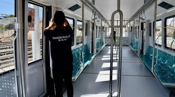 1500-yolcu-alacak-ilk-yerli-ve-milli-surucusuz-metro-araci-gebze-darica-hattinda-raylara-indirildi-1695570947281.jpeg