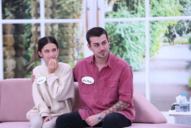 Esra Erol canlı yayında biten 18 yıllık hasret! Hayat hiç görmediği ağabeyine kavuştu gözyaşları sel oldu! Annesi ve babası ise...-8