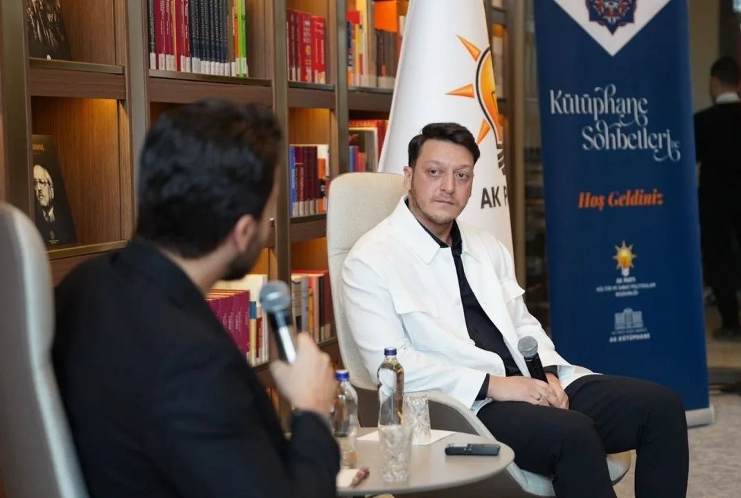 Kütüphane Sohbetleri’nin konuğu Mesut Özil