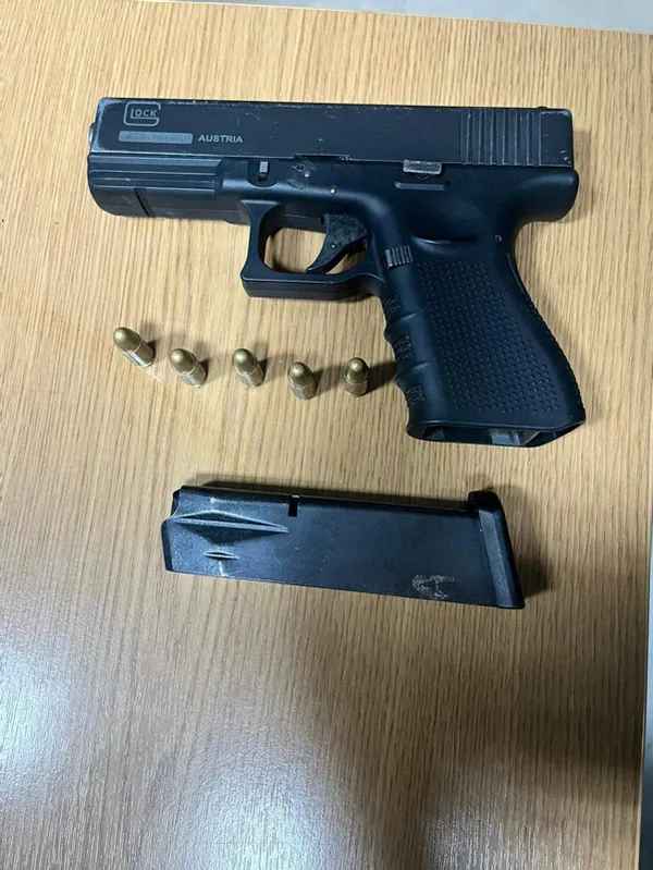 izmirde-silah-zoruyla-tegmenin-cep-telefonunu-ve-cuzdanini-gasp-eden-3-kisi-yakalandi-1663913662153.jpg İzmir'de silah zoruyla teğmenin cep telefonunu ve cüzdanını gasp eden 3 kişi yakalandı-2