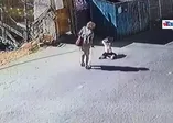 Küçük kıza anne şiddeti kamerada