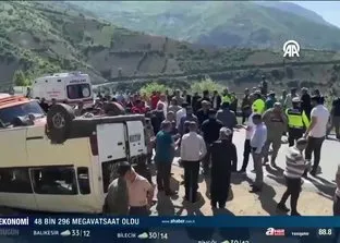 Hakkari’de minibüs devrildi: 14 yaralı