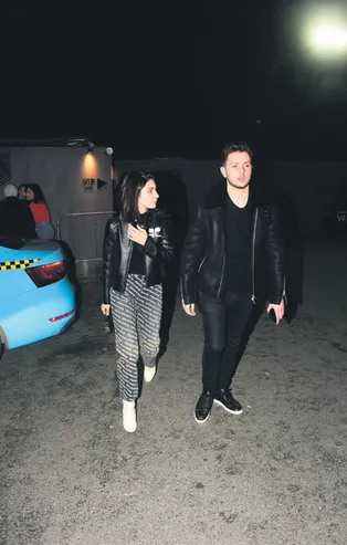 Sibel Can sahnede oğlu Emir çapkınlıkta!