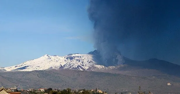 İtalya’nın Sicilya Adası’nda bulunan Etna Yanardağı patladı!