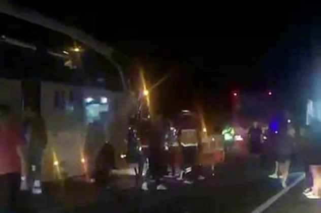 Yolcu otobüsü ile kargo kamyonu çarpıştı: 2 yaralı