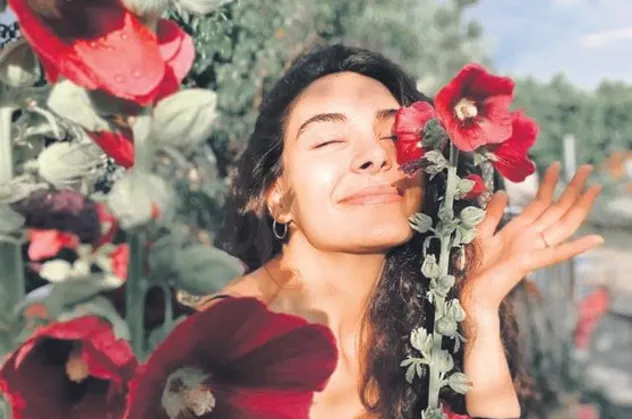 Hercai'nin yıldızı Ebru Şahin doğal güzelliğiyle büyüledi