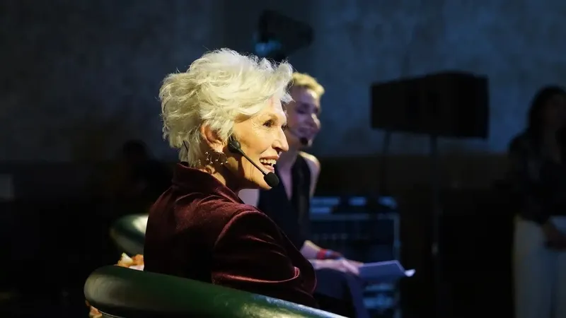 uzun-kuyruklar-bol-imza-ve-ilham-dolu-mesajlar-istanbulda-maye-musk-ruzgari-1773842030477.jpeg Elon Musk’ın annesi Maye Musk D&R aracılığıyla ilk kez Türk okurlarıyla buluştu-8