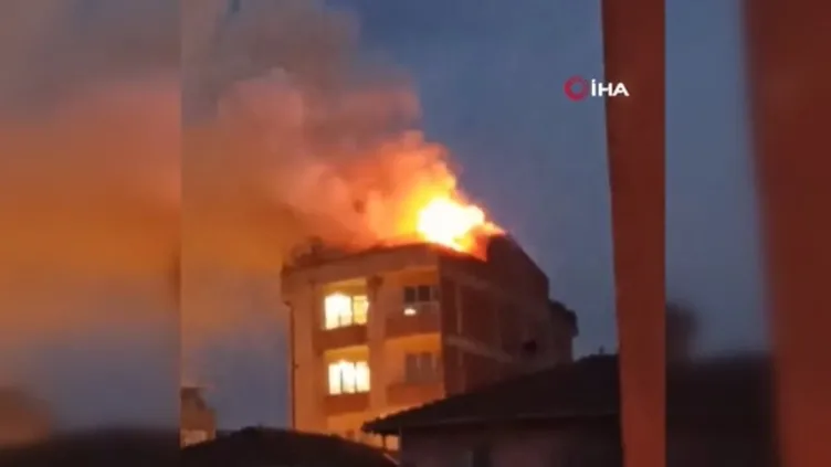 Apartmanın çatı katı alev alev yandı