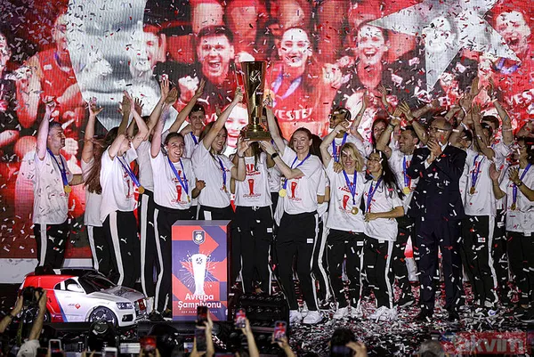 Filenin Sultanları, Avrupa şampiyonluğunu doyasıya kutladı! Vargas "Malatya bulunmaz eşin" türküsüne eşlik etti - 4