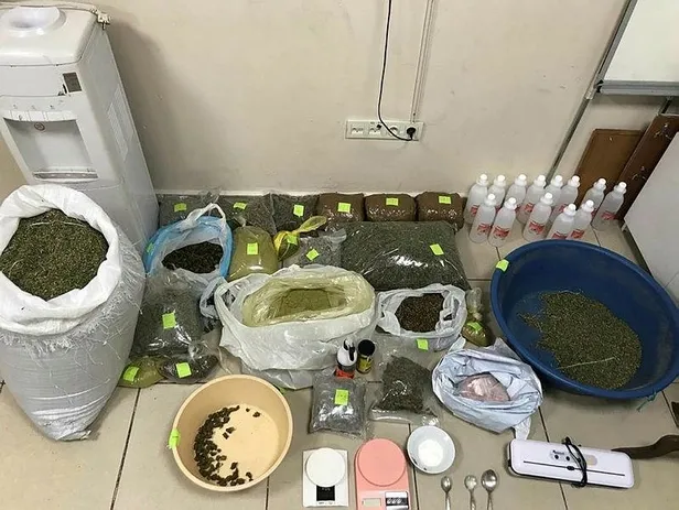 istanbulda-uyusturucu-saticisi-torbacilara-operasyon-45-gozalti-1612540716653.jpeg İstanbul'da uyuşturucu satıcısı 'torbacı'lara operasyon: 45 gözaltı-1