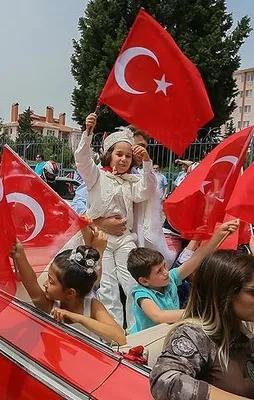 Şehit oğlunun sünnet düğününe binlerce kişi katıldı