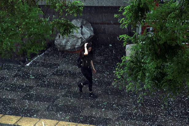 Ankara'da aniden dolu bastırdı! Vatandaşlar zor anlar yaşadı-1