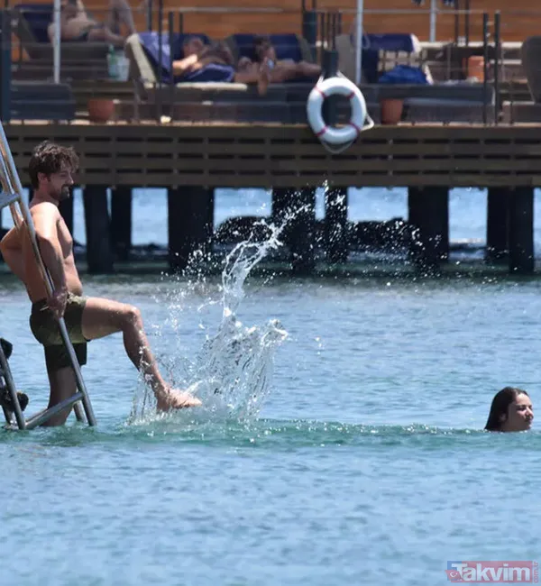 Denizde Romantik Anlar Denizde Romantik Anlar Yaşayan Ünlü Çift Birbirlerini Öpücüklere Boğdu. Ayça Ayşin Turan Bir Ara Sevgilisi Alp Navruz'un Sırtına Doğru...