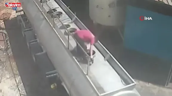 Ağzında sigara ile açtığı tanker kapağı bomba gibi patladı: O anlar saniye saniye kamerada