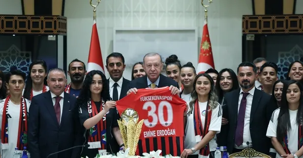 Başkan Erdoğan Yüksekovaspor Kadın Futbol Takımı'nı kabul etti! Sürpriz forma