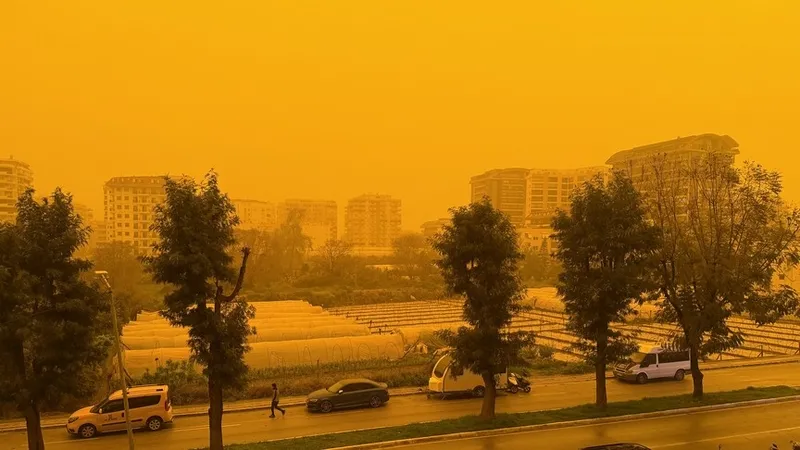 meteoroloji-tek-tek-siraladi-gok-gurultulu-ve-saganak-beklenen-35-il-sizin-sehriniz-var-mi-1778324726241.jpg Çöl tozu Türkiye’ye geliyor: 10 gün boyunca etkili olacak-3