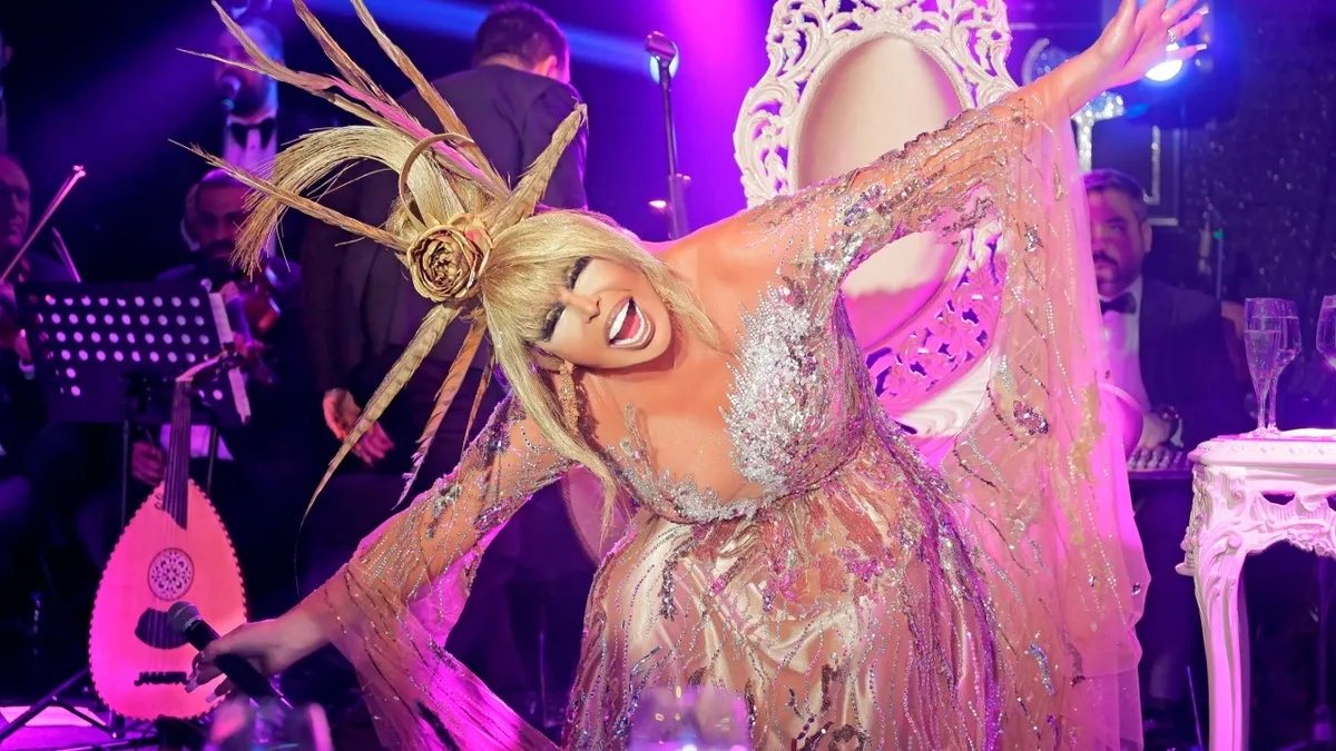 1791376936380.jpg Kadıköy Boğası Diva'ya "Cengiz Abla" dedi! Bülent Ersoy kendisine yapılan pota böyle yanıt verdi: "Eskilere gitsek neler olacak"-6