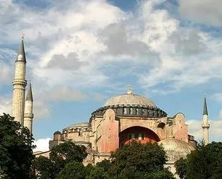 Ayasofya’da 85 yıl sonra sabah ezanı okundu