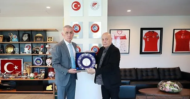 TFF’ye sürpriz ziyaret! İstanbulspor Başkanı Sarıalioğlu’ndan TFF Başkanı İbrahim Hacıosmanoğlu’na ziyaret