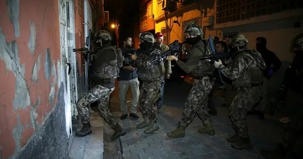 İzmir'de DEAŞ operasyonu! Eylem hazırlığındaydılar! Mağarayı mühimmat deposu yapmışlar: 10 gözaltı-5