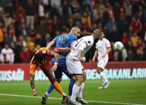 camia-kenetlendi-galatasarayda-tek-hedef-galibiyet-1666445643171.jpg Camia kenetlendi: Galatasaray'da tek hedef galibiyet-3