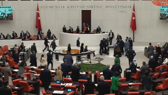 Saadet Partisi Milletvekili Hasan Bitmez kürsüde fenalaştı yere yığıldı! Bakan Koca açıkladı: "Durumu son derece ciddi"-5