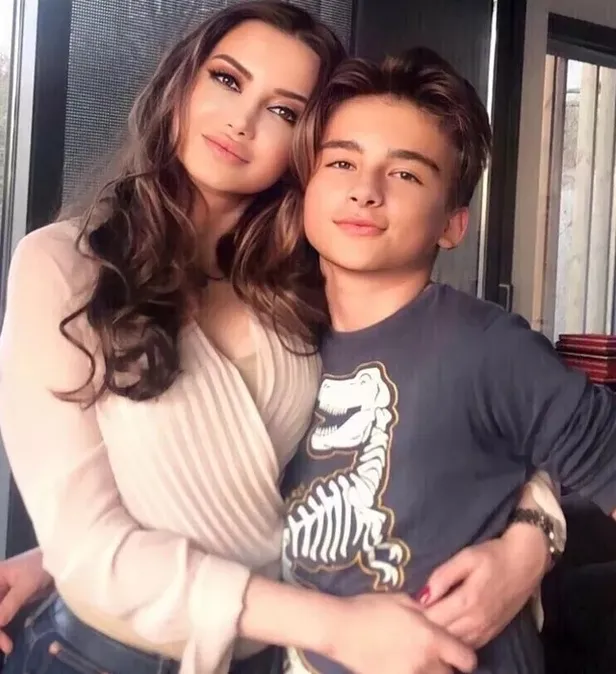 esra-ezmeci-kimdir-kac-yasinda-nereli-esra-ezmeci-evli-mi-eski-esi-kim-esra-ezmeci-cocugu-var-mi-1662126470684.jpeg Esra Ezmeci kimdir, kaç yaşında, nereli? Esra Ezmeci evli mi, eski eşi kim, kaç çocuğu var?-3