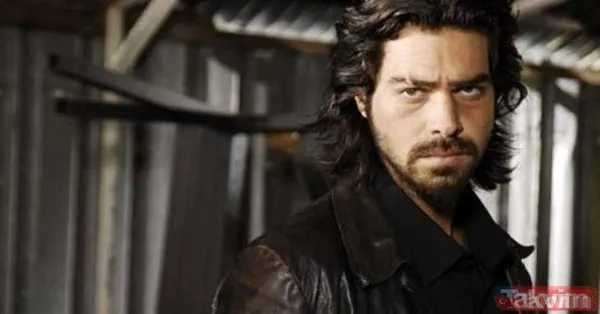 Bir Dönem Sürmeli Gözleri Ve Tarzıyla Dikkat Çeken Pektaş, Kadıköy'de Ortaya Çıktı.