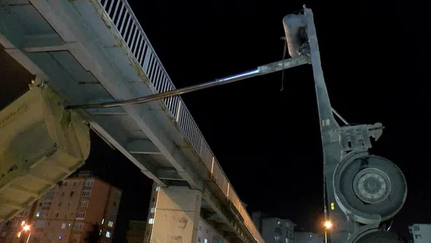 buyukcekmecede-damperi-zamansiz-acilan-kamyon-ust-gecide-carpti-1637612841703.jpeg Büyükçekmece'de damperi zamansız açılan kamyon üst geçide çarptı!-3