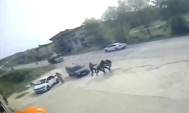 Kocaeli'nin Kandıra ilçesinde bir tuhaf olay! Sakince araçlarını park edip yumruk yumruğa kavga ettiler-2
