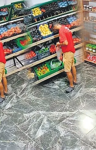 Sosyal medya bu işçiyi konuşuyor! Çamur olan ayakkabısını çıkararak markete girdi