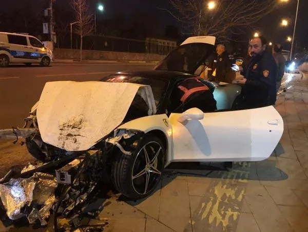 Ankara'daki kazaya karışan lüks otomobilin sürücüsü her yerde aranıyor!-2