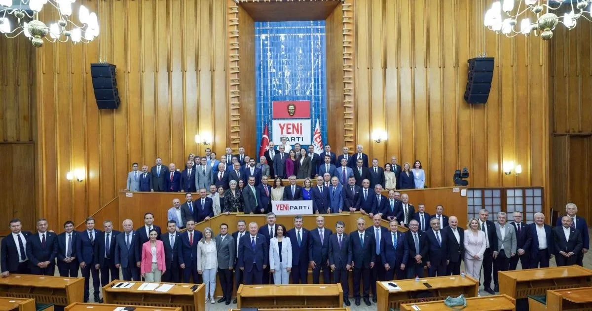 CHP Genel Merkezi’nden İmamoğlu’na pankartlı gönderme: “Siyaset zenginleşme aracı değildir”-8