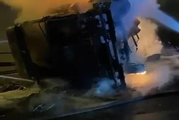 Mersin'de devrilerek yanan tırın sürücüsü feci şekilde can verdi