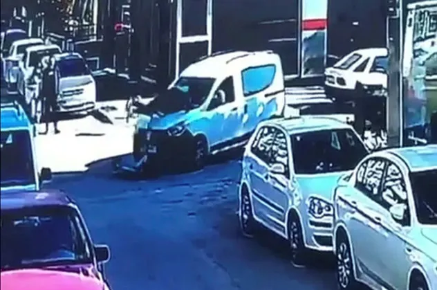 Bir scooter kazası da İzmir'de! Saniye saniye kaydedildi
