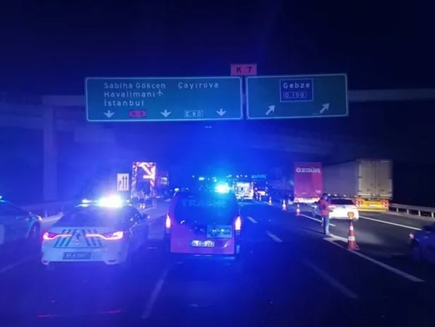 kocaeli-tem-otoyolunda-korkunc-kaza-olu-ve-yaralilar-var-1598321975219.jpeg Kocaeli’nin Gebze ilçesi TEM Otoyolu’nda korkunç kaza: 3 ölü, 4 yaralı-2