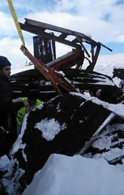 Kapalı pazar yeri çöktü!