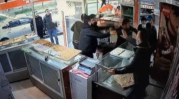 tatli-istiyoruz-deyip-pastanede-olay-cikartanlar-2-saat-sonra-da-silahli-saldiri-duzenledi-1618698923542.jpg